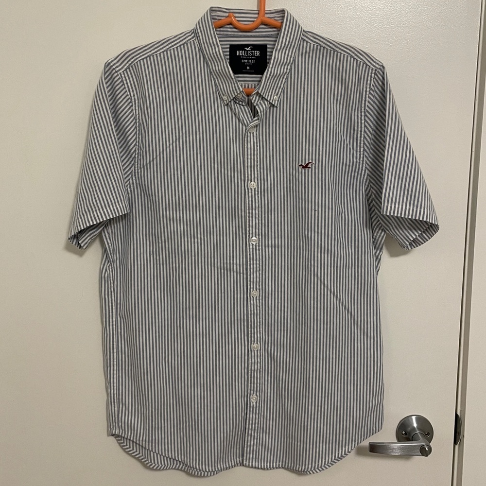 🤝 Striped Hollister Short Sleeve Button Down Shirt 🤝